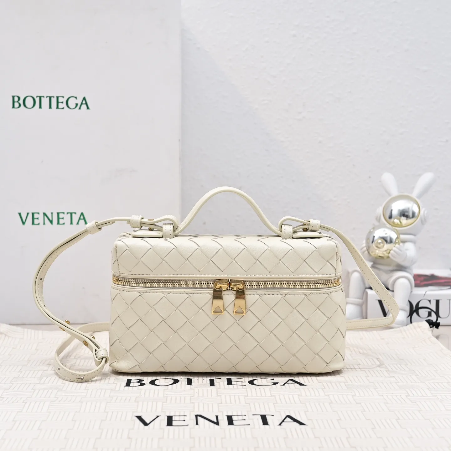 Batch 1360 Bottega Veneta 24 spring and summer woven zipper crossbody bag. A crossbody bag that can be used as a cosmetic bag. The exquisite weaving and compact body are an indispensable accessory for the upcoming summer. The double zipper also better protects the bag. It has a large capacity. If you like it, don’t miss it. Style number: 9109 Size: 22*12.5*5cm